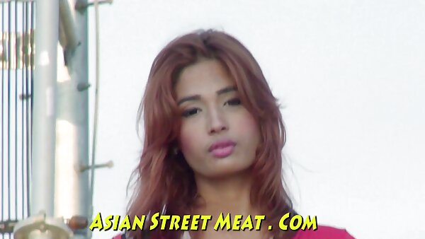 ស្រីសំផឹងពណ៌ប្រ៊ុយណេ បម្រើបុរសសម្បុរខ្មៅ